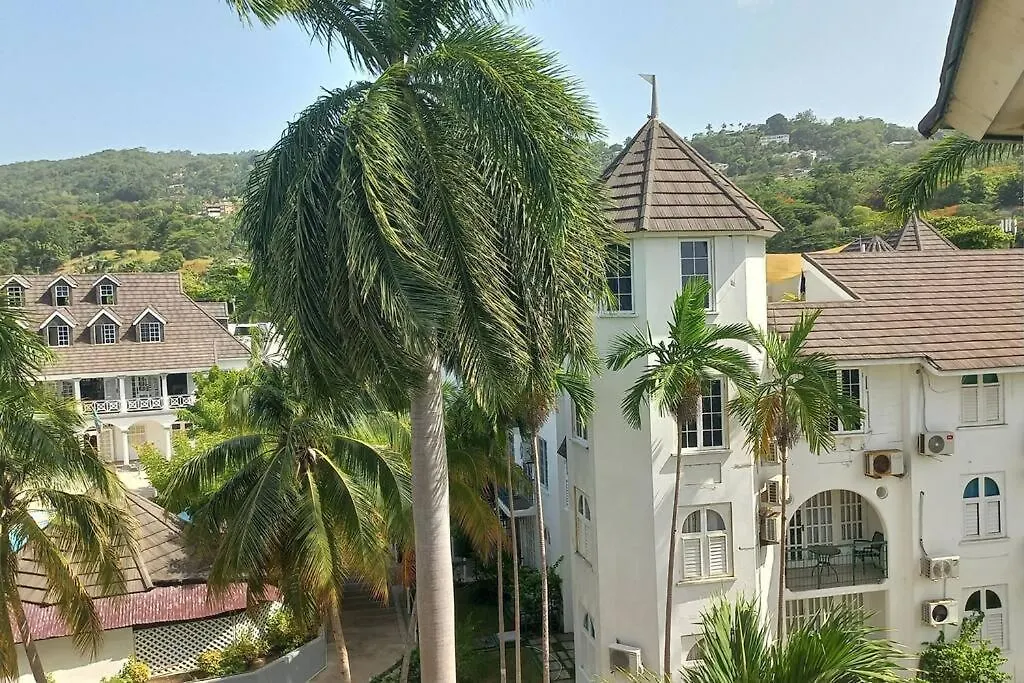 Modern Penthouse @ Sandcastles Ocho Rios Daire